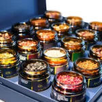 Ароматные специи в баночках из набора D.E.Collection - Premium Gourmet крупным планом