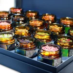 Kvapnūs prieskoniai stiklainėliuose iš D.E.Collection „Elegance Gourmet“ rinkinio — stambiu planu.