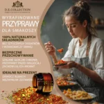 Młoda kobieta próbuje danie w kuchni, przyprawy D.E.Collection — idealne do gotowania i na prezent.